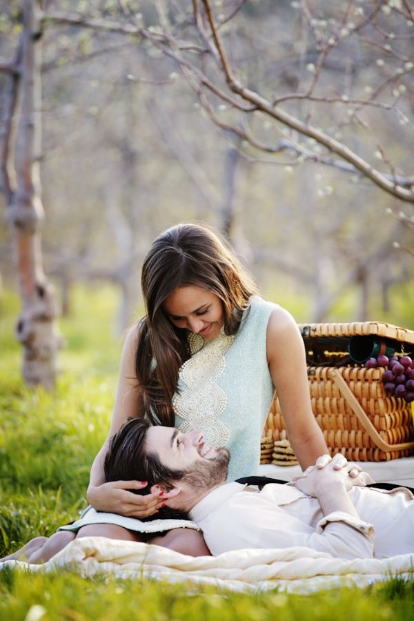 couple picnic 5 Must-have Moments Every Couple Should Experience - 9
