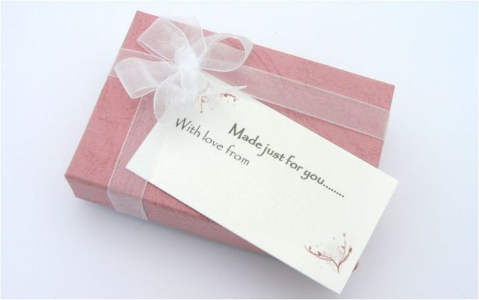 gift-with-message-675x423 15 Best Things to Consider Before Presenting a Gift