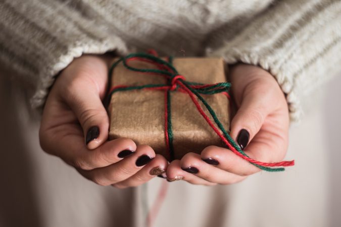 15 Best Things to Consider Before Presenting a Gift 20 presenting a gift 15 Best Things to Consider Before Presenting a Gift - 20