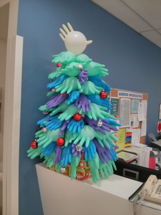 rubber gloves tree 1 7 Top Upcoming Christmas Decoration Ideas - 10