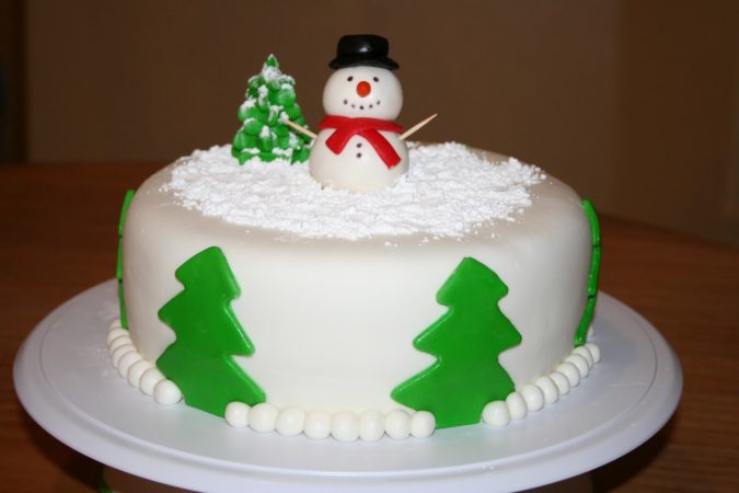 Christmas-cake-decoration-Snowman-with-Santa-cap-675x450 Top 10 Mouth-watering Christmas Cake Decorations 2020