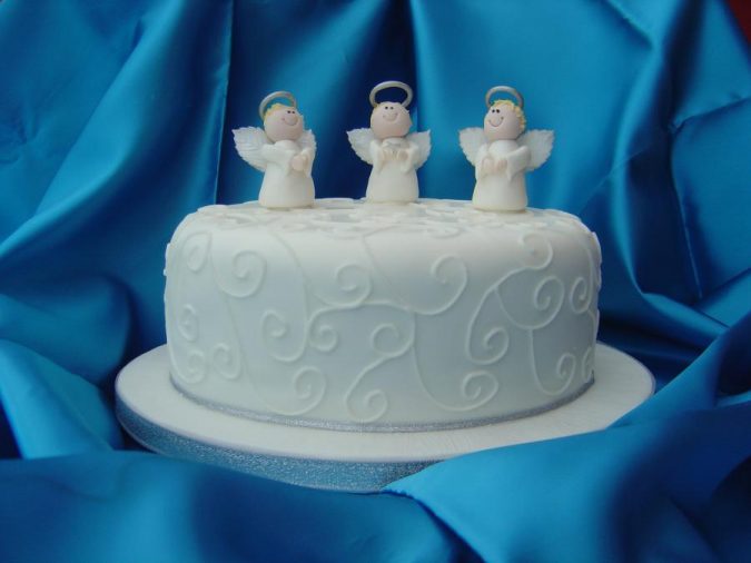 Christmas-cake-with-angels-decoration-675x506 Top 10 Mouth-watering Christmas Cake Decorations 2020