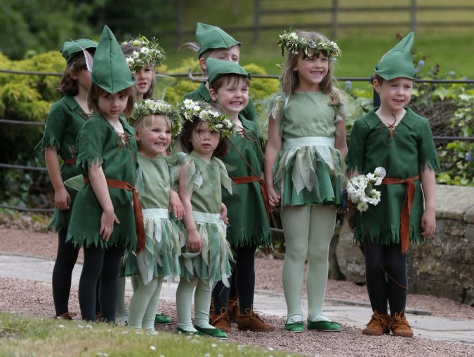 8 Festive Tips for a Christmas-Themed Wedding 8 Christmas wedding Page boys and flower girls 8 Festive Tips for a Christmas-Themed Wedding - 8