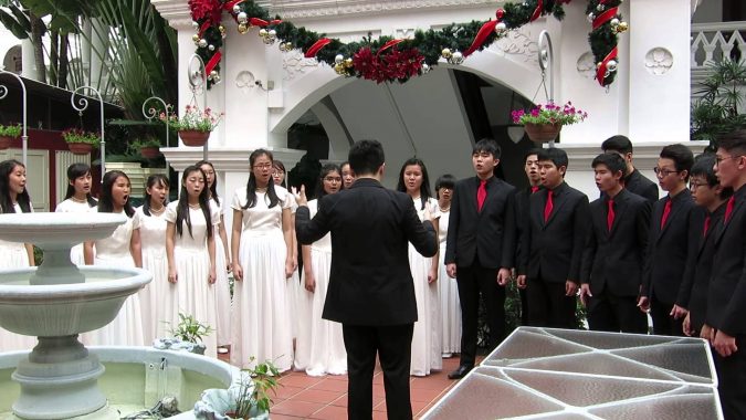 8 Festive Tips for a Christmas-Themed Wedding 10 Christmas wedding choir 8 Festive Tips for a Christmas-Themed Wedding - 10