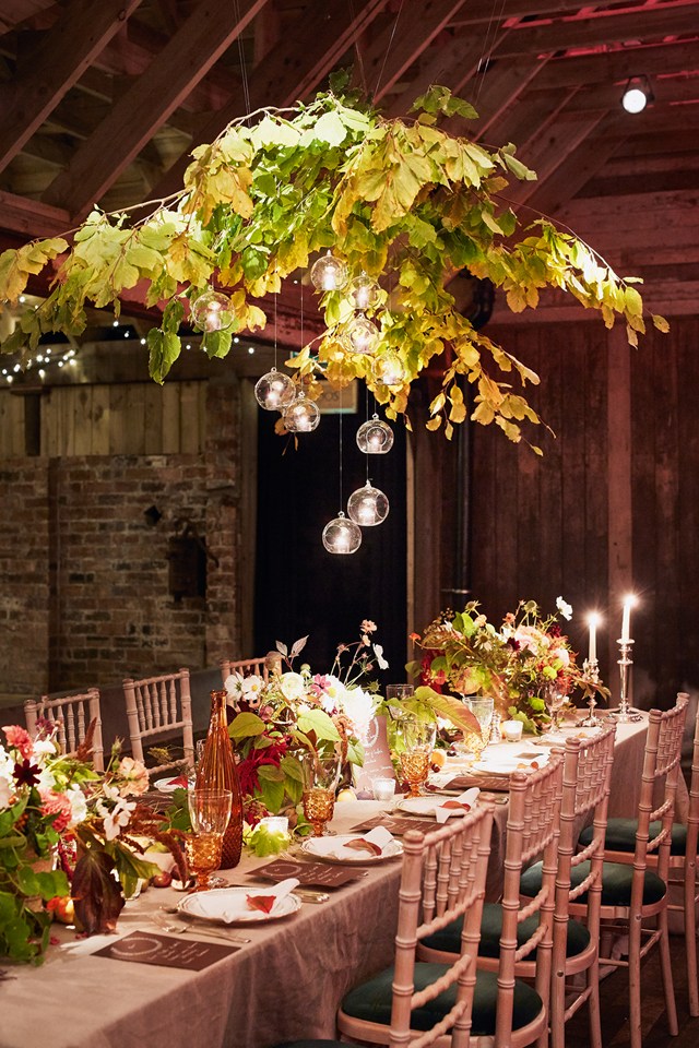 8 Festive Tips for a Christmas-Themed Wedding 5 Christmas wedding decoration mistletoe 8 Festive Tips for a Christmas-Themed Wedding - 5