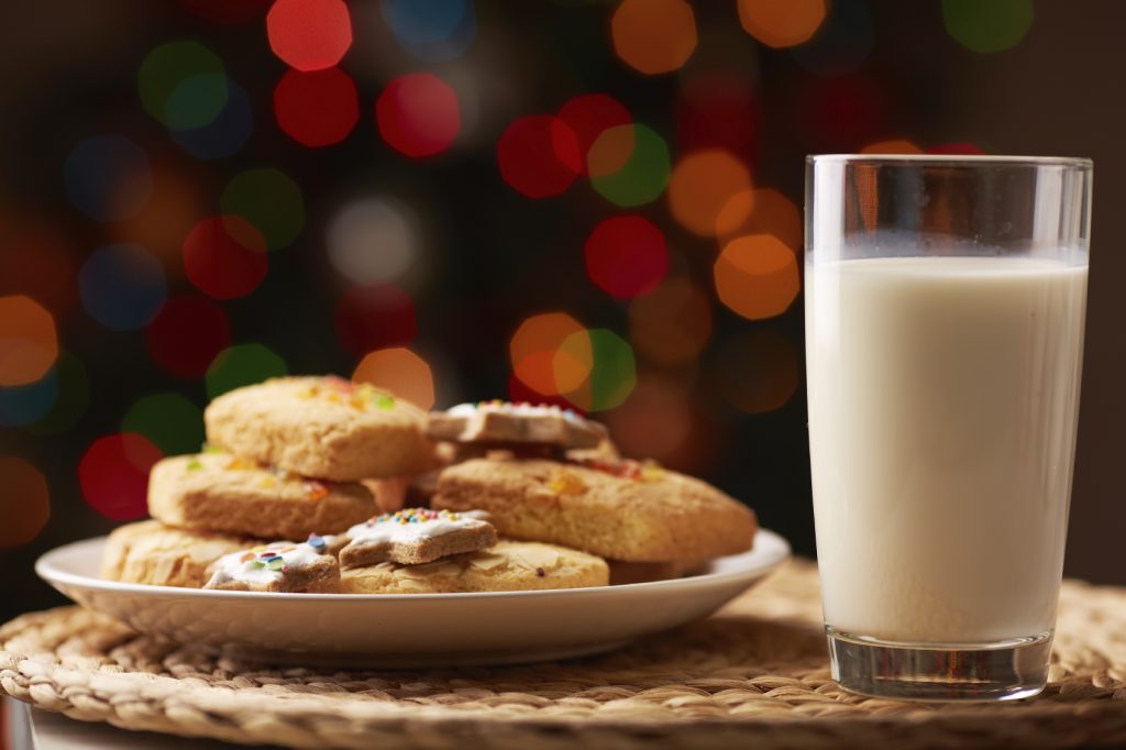 How to Throw a Memorable Christmas Work Party 7 Don’t forget food and drink How to Throw a Memorable Christmas Work Party - 7