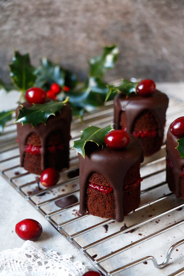 Mini-size-Christmas-cakes-vegan-christmas-cake Top 10 Mouth-watering Christmas Cake Decorations 2020
