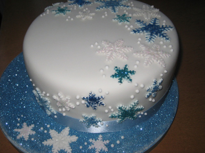 Snowflake-Christmas-cake-design-675x506 Top 10 Mouth-watering Christmas Cake Decorations 2020