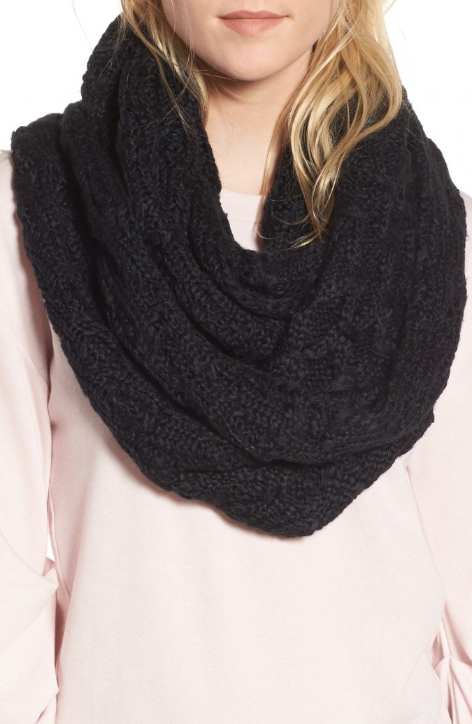 black-heavy-woolen-scarf-675x1035 +25 Catchiest Scarf Trends for Women in 2022
