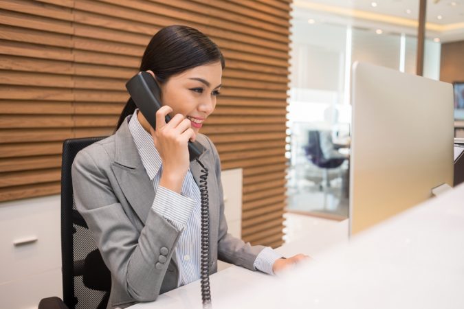 Top 10 Exclusive Tips to Find Cheapest Hotel Deals 6 calling hotel desk clerk Top 10 Exclusive Tips to Find Cheapest Hotel Deals - 6