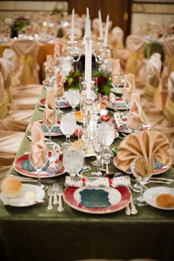 christmas wedding dinner tables 8 Festive Tips for a Christmas-Themed Wedding - 14