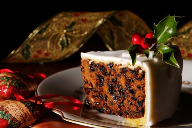 Top 10 Mouth-watering Christmas Cake Decorations 2 classic Christmas cake decoration 2 Top 10 Mouth-watering Christmas Cake Decorations - 2