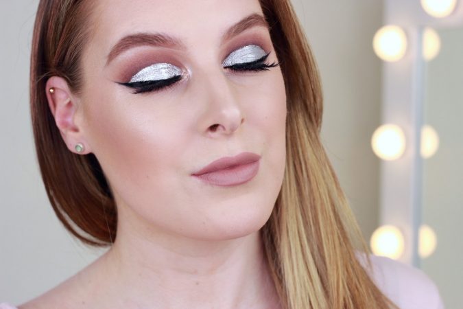 11 Exclusive Makeup Ideas for a Gorgeous Look 9 glitter cut crease eye makeup 11 Exclusive Makeup Ideas for a Gorgeous Look - 9