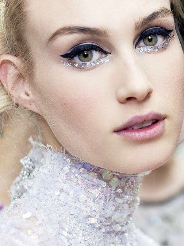 glittering eyes glitter eye makeup 11 Exclusive Makeup Ideas for a Gorgeous Look - 7