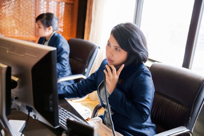 Top 10 Exclusive Tips to Find Cheapest Hotel Deals 7 hotel desk clerks Top 10 Exclusive Tips to Find Cheapest Hotel Deals - 7