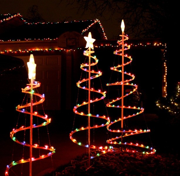 98+ Magical Christmas Light Decoration Ideas for Your Yard 117 outdoor Christmas light decoration ideas 115 98+ Magical Christmas Light Decoration Ideas for Your Yard - 117