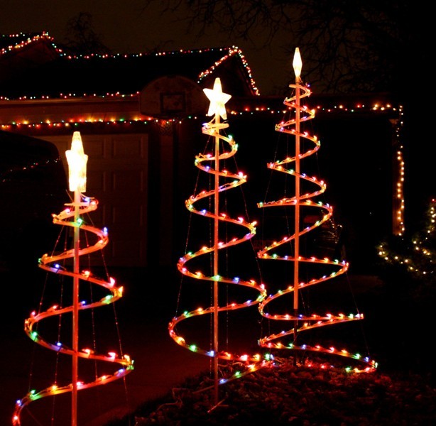 outdoor-Christmas-light-decoration-ideas-115 98+ Magical Christmas Light Decoration Ideas for Your Yard