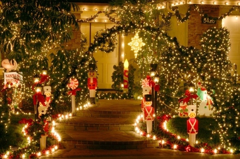 98+ Magical Christmas Light Decoration Ideas for Your Yard 148 outdoor Christmas light decoration ideas 146 98+ Magical Christmas Light Decoration Ideas for Your Yard - 148