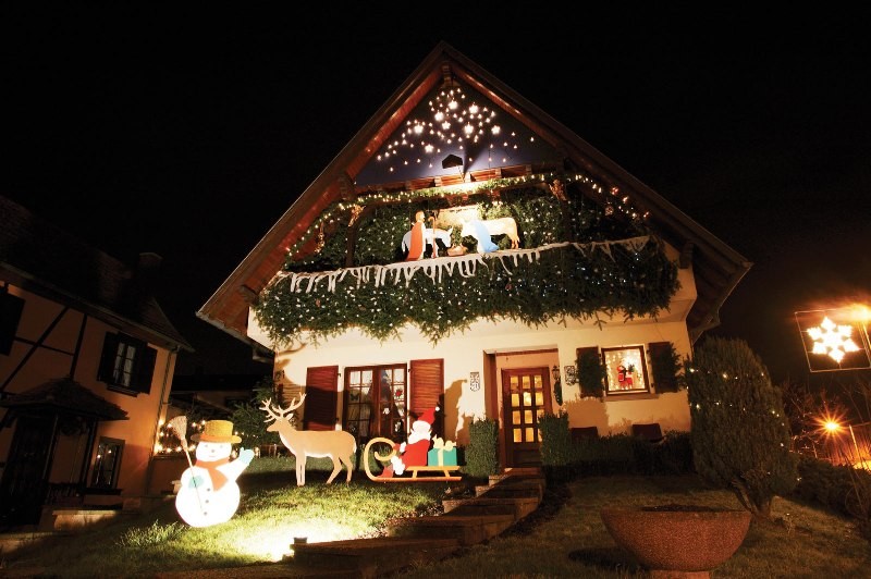 outdoor-Christmas-light-decoration-ideas-149 98+ Magical Christmas Light Decoration Ideas for Your Yard