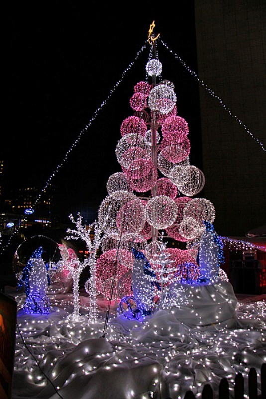 outdoor-Christmas-light-decoration-ideas-26 98+ Magical Christmas Light Decoration Ideas for Your Yard