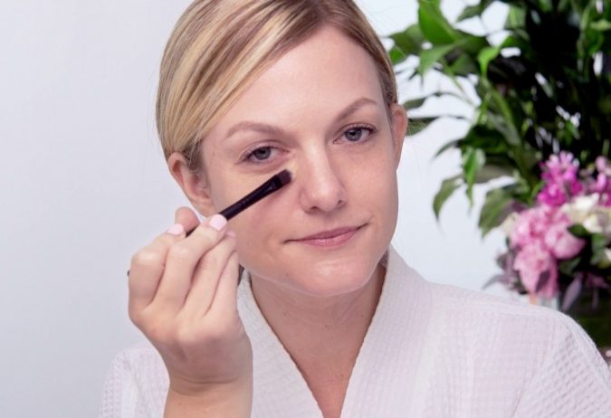 Top 10 Makeup Tricks to Look Younger 4 woman makeup Top 10 Makeup Tricks to Look Younger - 4
