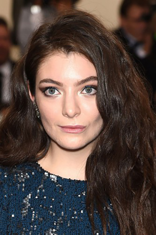Lorde navy cat eye Top 10 Inspired Celebrity Makeup Ideas - 5