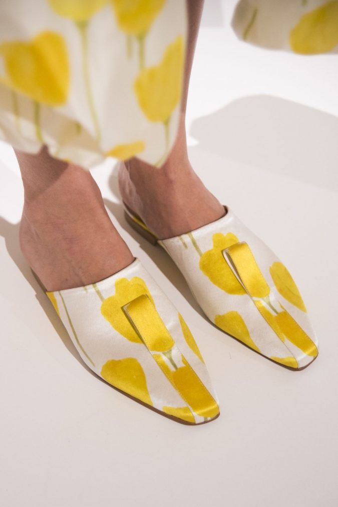 +8 Catchiest Women’s Shoe Trends to Expect in Next Year 14 Mules women shoes claudia li +8 Catchiest Women’s Shoe Trends to Expect in Next Year - 14