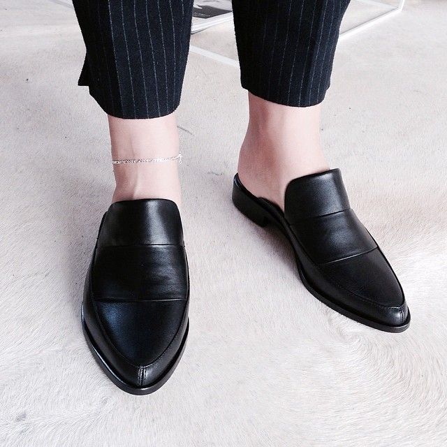 +8 Catchiest Women’s Shoe Trends to Expect in Next Year 15 Tibi flat mules women shoes 2018 +8 Catchiest Women’s Shoe Trends to Expect in Next Year - 15