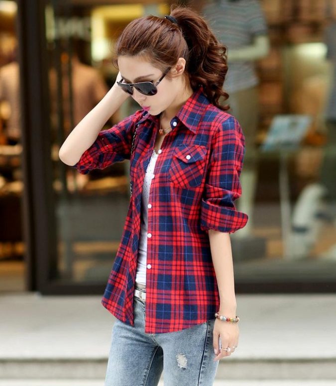Flannel Shirts women outfit 12 Outdated Fashion Trends Coming Back - 25