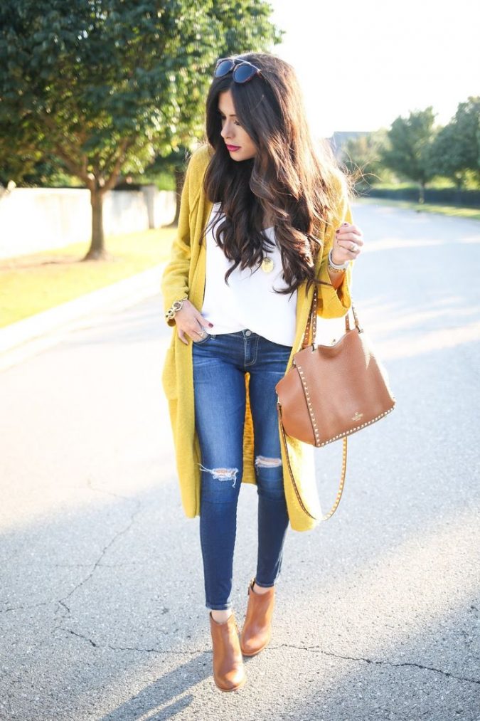 Jeans and t shirt and long cardigan women summer outfit 3 What Women Should Wear for a Business Meeting [60+ Outfit Ideas] - 34