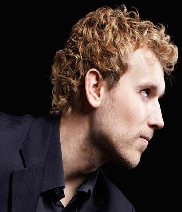Short curly hairstyle for blonde men 1 Top 10 Hairstyles for Guys with Blonde Hair - 14