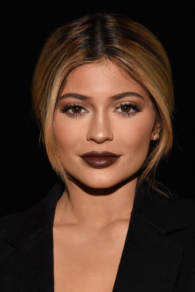 brown shade lipstick women 12 Outdated Fashion Trends Coming Back - 30