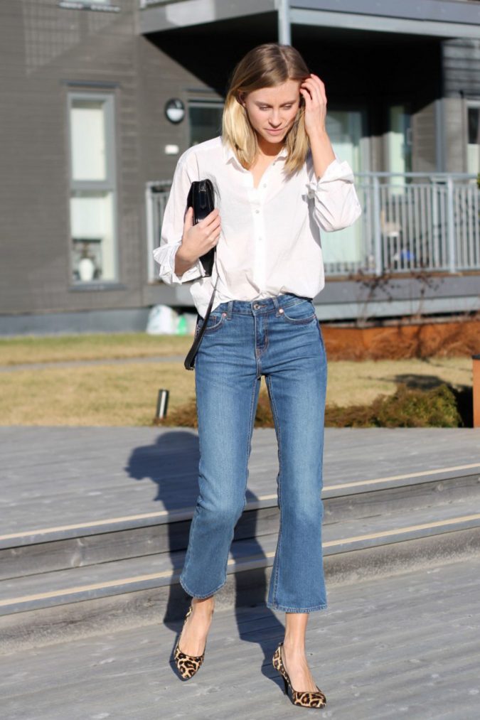 cropped flare jeans women fashion 12 Outdated Fashion Trends Coming Back - 5