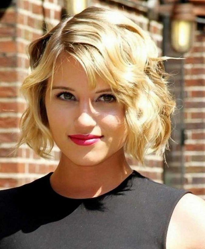 jolie-ondulé-Curly-bob-hairstyle-for-blonde-women-675x821 Top 10 Professional Hairstyles for Blonde Women in 2020