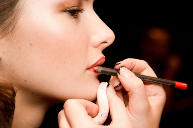 7 Tricks to Keep Your Lipstick Last Longer 7 makeup tips lipliner 7 Tricks to Keep Your Lipstick Last Longer - 7