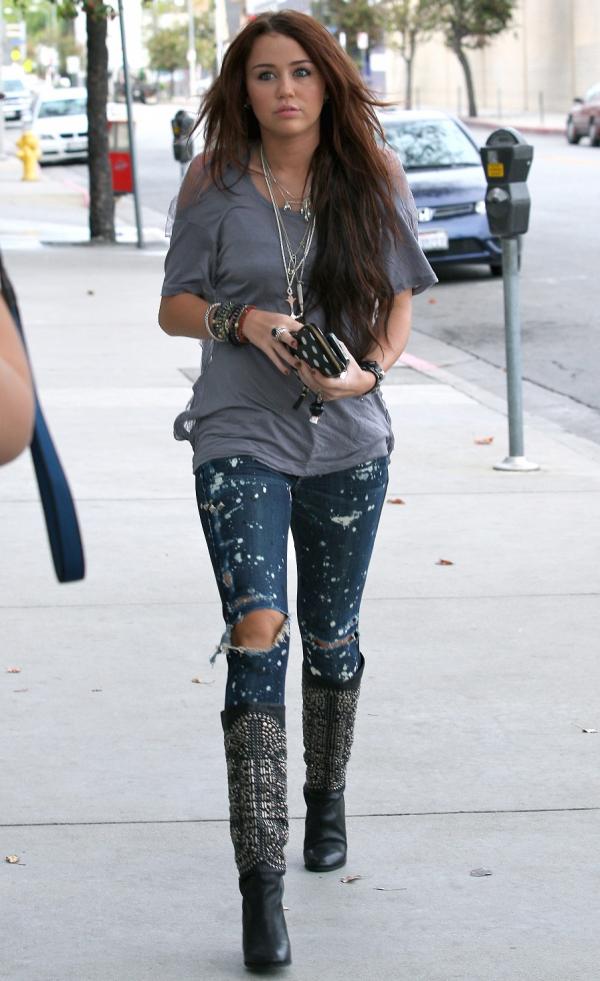 miley cyrus paint splattered jeans women outfit 12 Outdated Fashion Trends Coming Back - 7