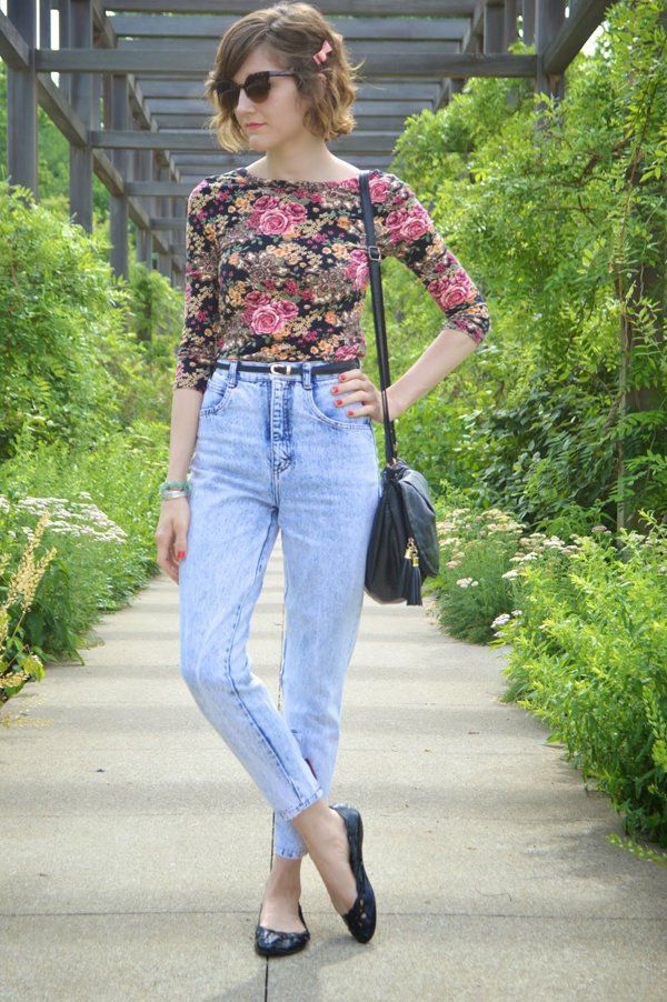 mom jeans women outfit 12 Outdated Fashion Trends Coming Back - 15