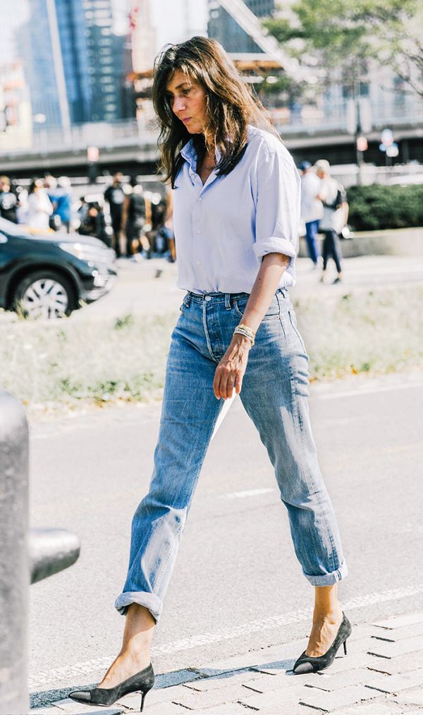 mum jeans women outfit 12 Outdated Fashion Trends Coming Back - 13