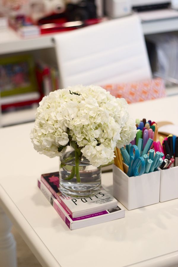 office-decor-fresh-flowers 5 Ways to Create a Relaxing Atmosphere