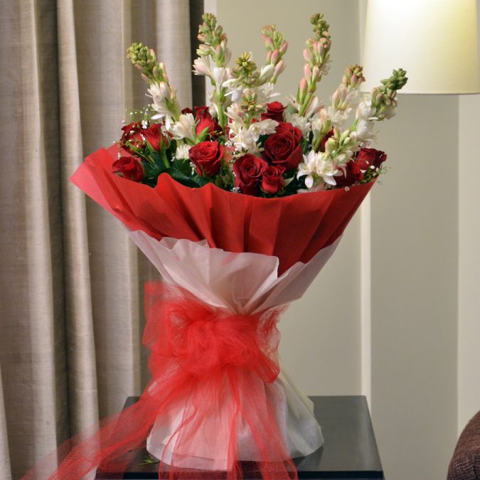 red roses bouquet gift Top 10 Best Wedding Anniversary Gift Ideas - 8