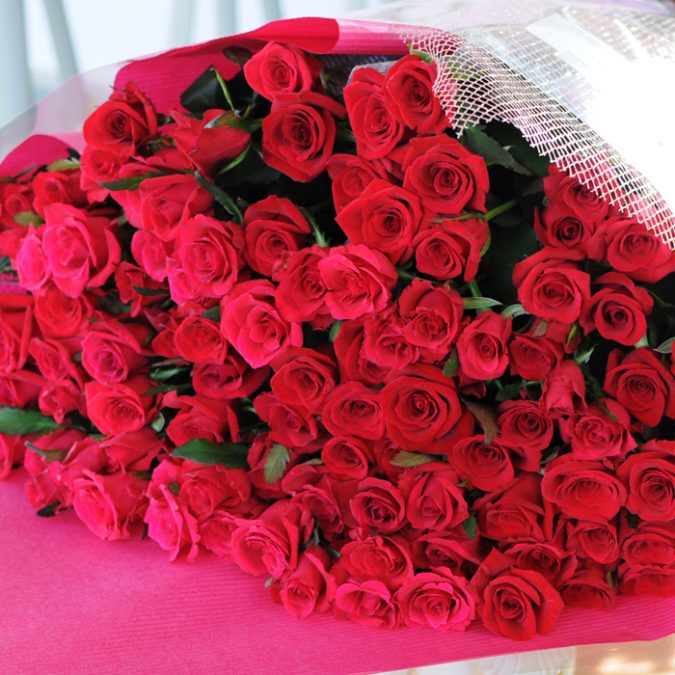 red roses gift Top 10 Best Wedding Anniversary Gift Ideas - 7