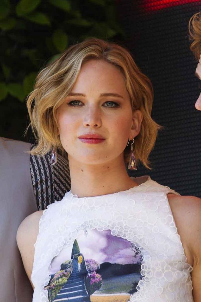 Top 10 Professional Hairstyles for Blonde Women 8 wavy bob hairstyle for blond women Top 10 Professional Hairstyles for Blonde Women - 8