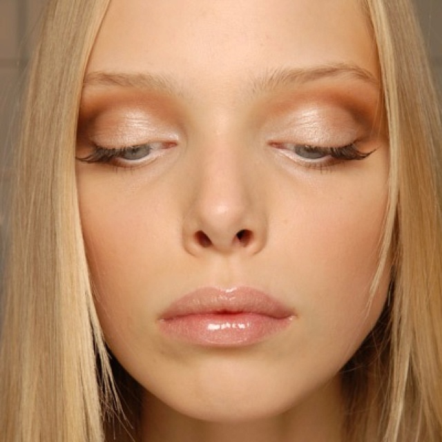 Top 10 Wedding Makeup Ideas for Brides 23 wedding makeup Glistening shadow Top 10 Wedding Makeup Ideas for Brides - 23