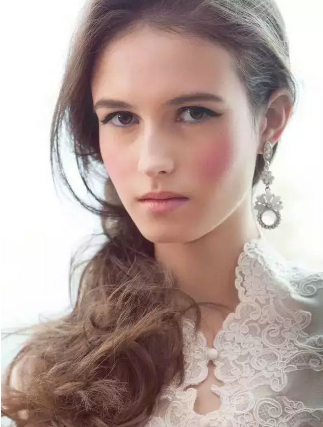 Top 10 Wedding Makeup Ideas for Brides 17 wedding makeup rosy cheeks and lips Top 10 Wedding Makeup Ideas for Brides - 17