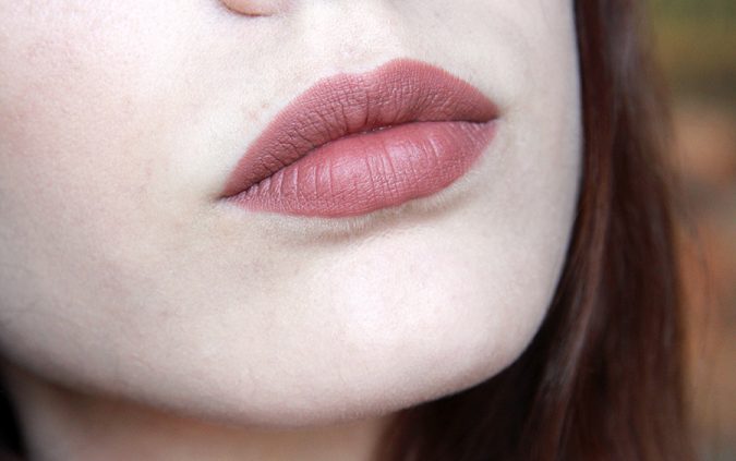 7 Tricks to Keep Your Lipstick Last Longer 10 woman makeup lips 7 Tricks to Keep Your Lipstick Last Longer - 10
