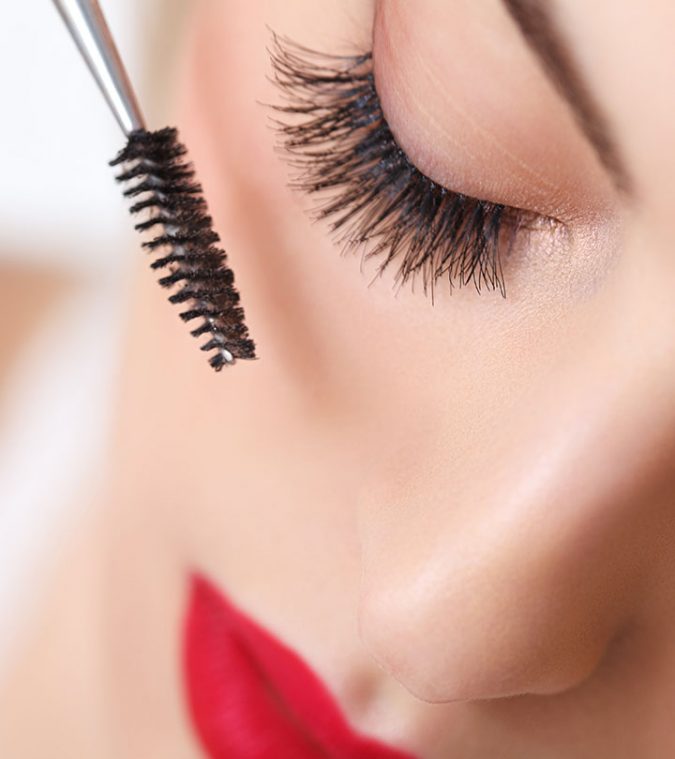 Applying-Mascara-makeup-2-675x759 10 Tips to Apply Mascara Like a Professional