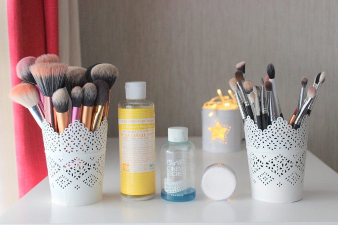 Cleaning Makeup Brushes 7 Best Ways to Clean Makeup Brushes Professionally - 10