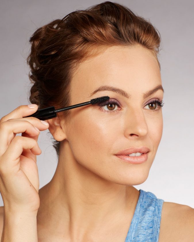 applying mascara makeup 4 10 Tips to Apply Mascara Like a Professional - 14