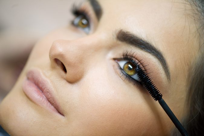 applying-mascara-makeup-675x449 10 Tips to Apply Mascara Like a Professional