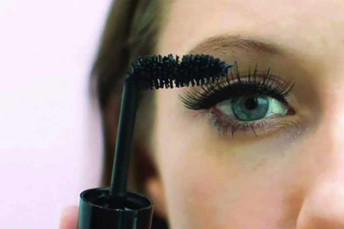 bend the wand of your mascara makeup 10 Tips to Apply Mascara Like a Professional - 4